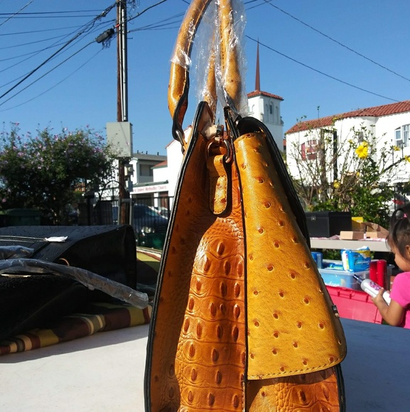 Handbag Republic VEGAN Ostrich Leather purse - Picture 5 of 5